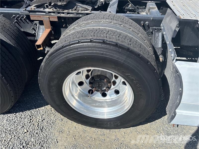 Volvo VNL860 6x4 T/A Sleeper Truck Tractor 牵引车