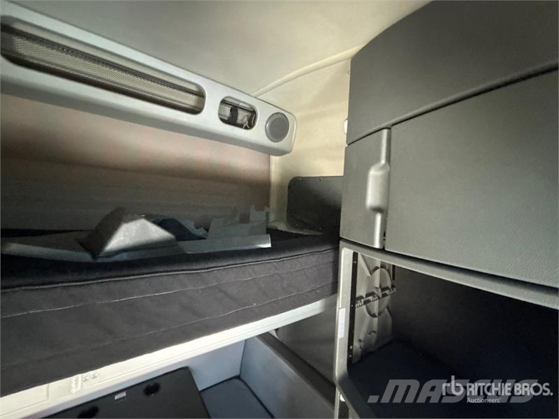 Volvo VNL860 6x4 T/A Sleeper Truck Tractor 牵引车