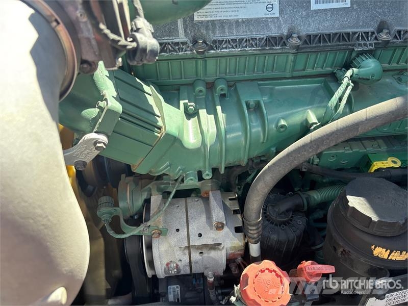Volvo VNL860 6x4 T/A Sleeper Truck Tractor 牵引车