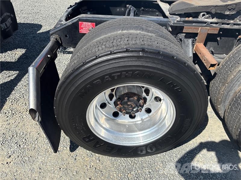 Volvo VNL860 6x4 T/A Sleeper Truck Tractor 牵引车