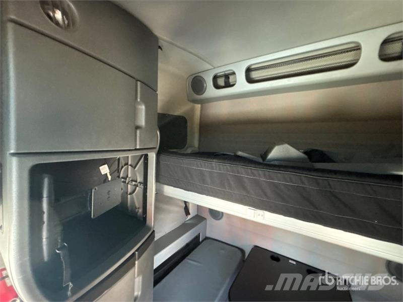 Volvo VNL860 6x4 T/A Sleeper Truck Tractor 牵引车