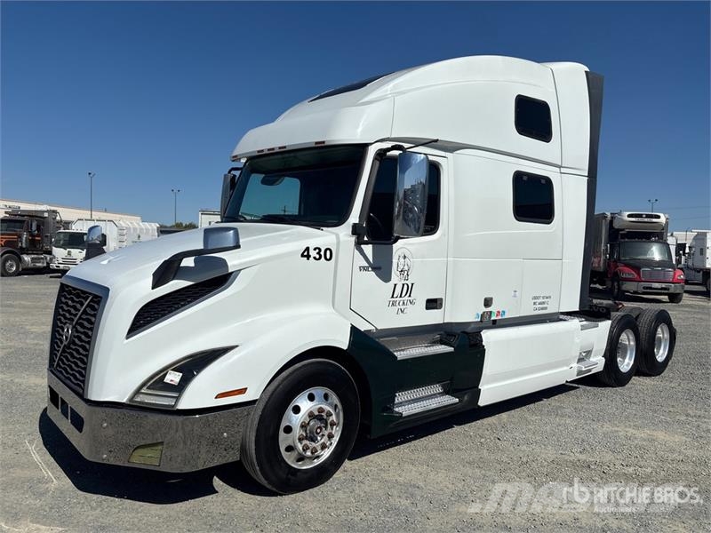 Volvo VNL860 6x4 T/A Sleeper Truck Tractor 牵引车