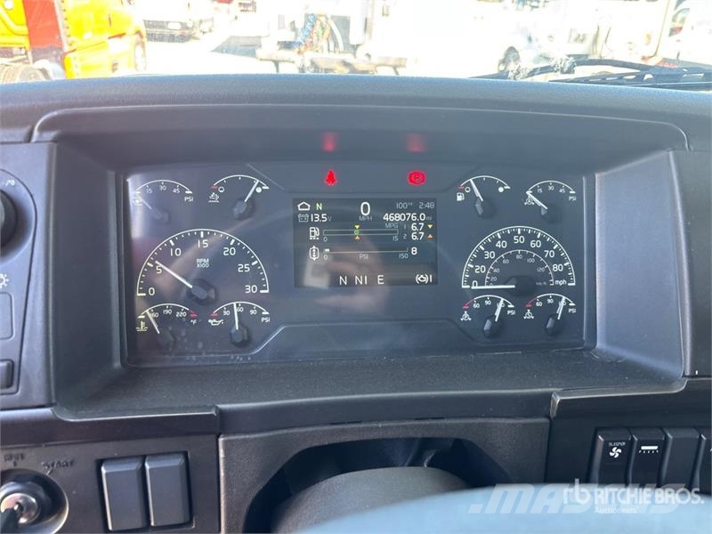 Volvo VNL860 6x4 T/A Sleeper Truck Tractor 牵引车