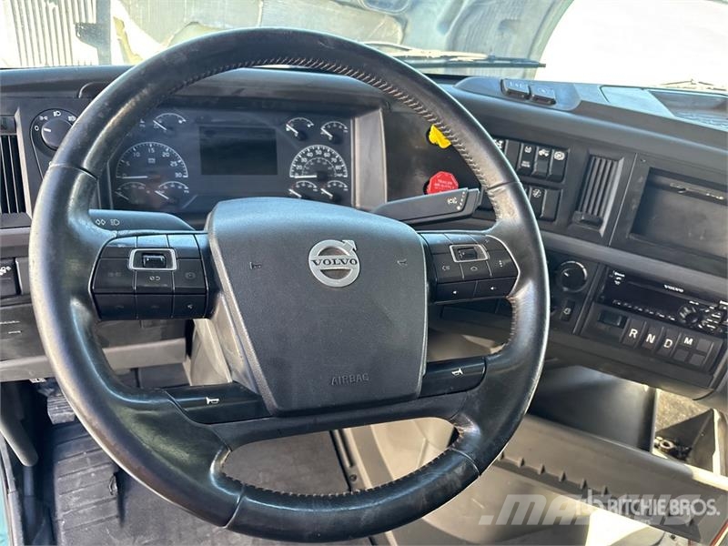 Volvo VNL860 6x4 T/A Sleeper Truck Tractor Vilcēji
