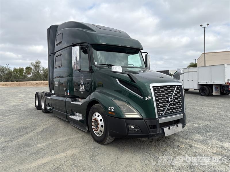 Volvo VNL860 6x4 T/A Sleeper Truck Tractor 牵引车