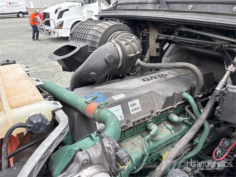 Volvo VNL860 6x4 T/A Sleeper Truck Tractor 牵引车