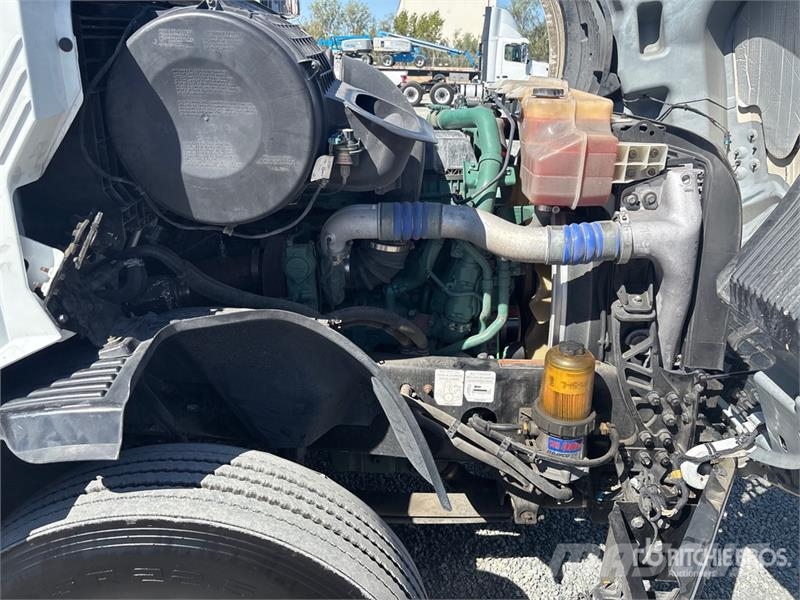 Volvo VNL860 6x4 T/A Sleeper Truck Tractor 牵引车