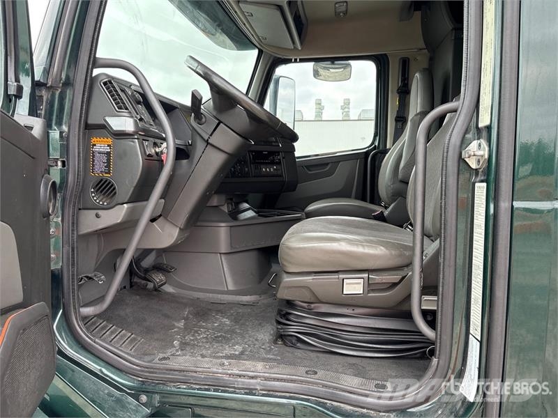 Volvo VNL860 6x4 T/A Sleeper Truck Tractor 牵引车