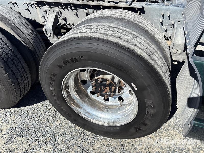 Volvo VNL860 6x4 T/A Sleeper Truck Tractor Vilcēji