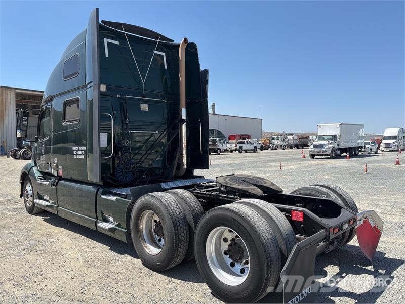 Volvo VNL860 6x4 T/A Sleeper Truck Tractor Vetopöytäautot