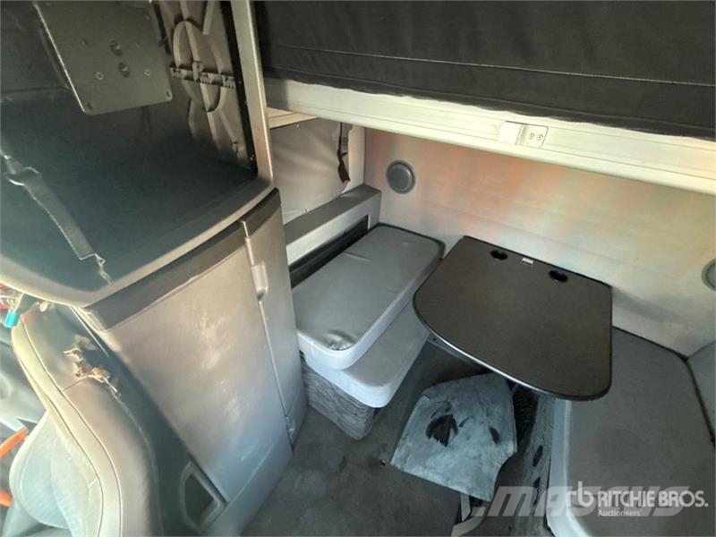 Volvo VNL860 6x4 T/A Sleeper Truck Tractor 牵引车