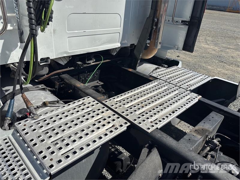 Volvo VNL860 6x4 T/A Sleeper Truck Tractor 牵引车