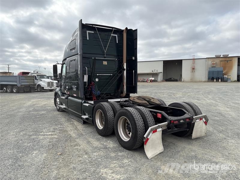 Volvo VNL860 6x4 T/A Sleeper Truck Tractor 牵引车