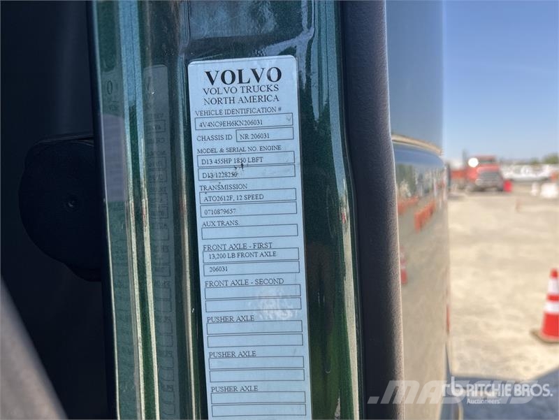 Volvo VNL860 6x4 T/A Sleeper Truck Tractor Vetopöytäautot