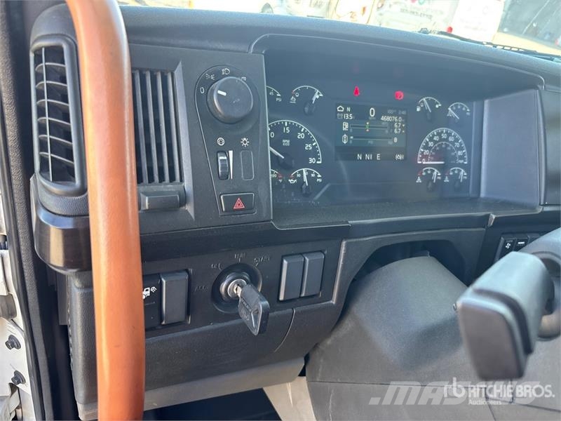 Volvo VNL860 6x4 T/A Sleeper Truck Tractor 牵引车