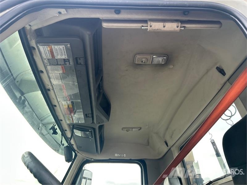 Volvo VNM 牵引车
