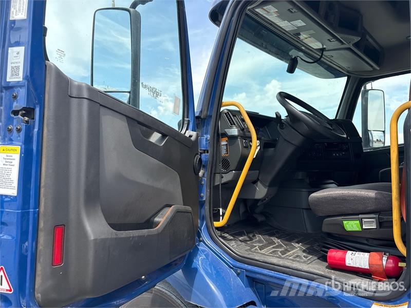 Volvo VNR640 6x4 T/A Sleeper Truck Tractor Cavalos mecânicos