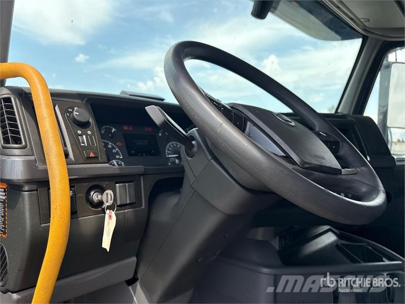 Volvo VNR640 6x4 T/A Sleeper Truck Tractor Cavalos mecânicos