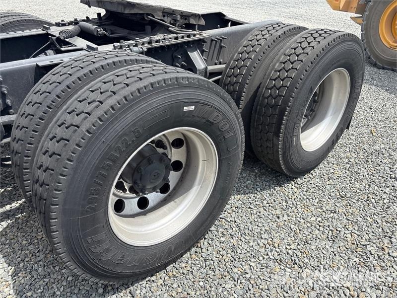 Volvo VNR640 6x4 T/A Sleeper Truck Tractor Cavalos mecânicos