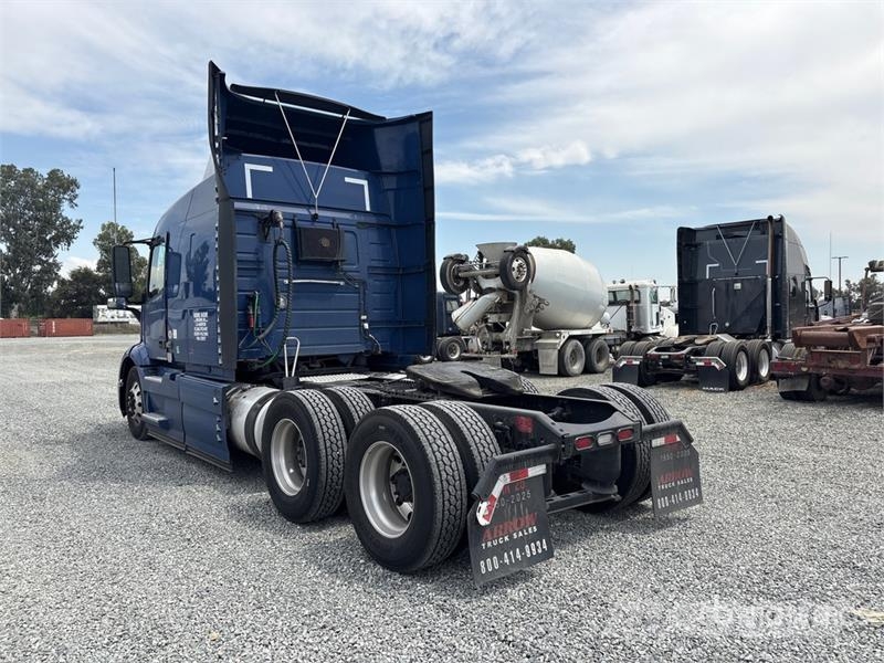 Volvo VNR640 6x4 T/A Sleeper Truck Tractor Cavalos mecânicos