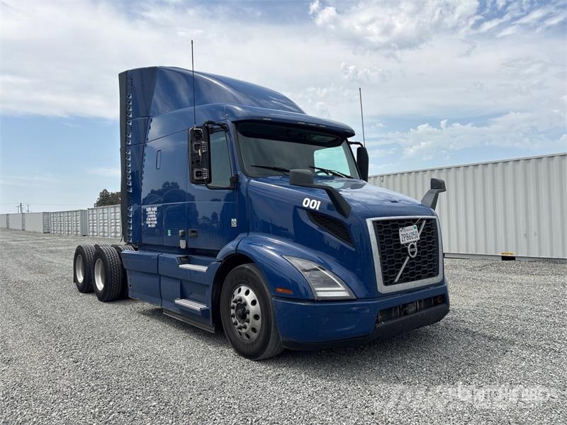 Volvo VNR640 6x4 T/A Sleeper Truck Tractor Cavalos mecânicos
