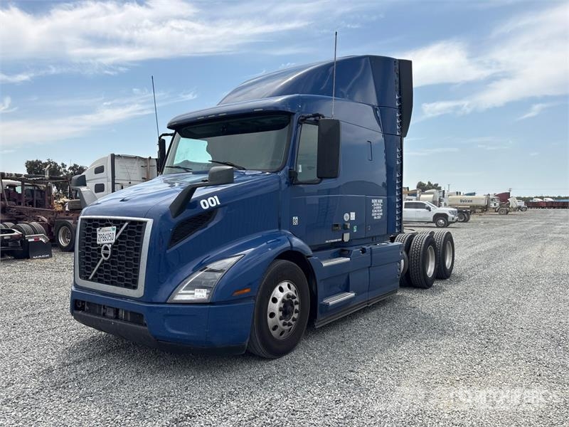 Volvo VNR640 6x4 T/A Sleeper Truck Tractor Cavalos mecânicos