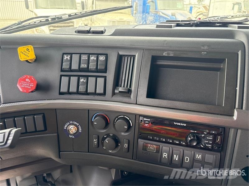 Volvo VNR640 6x4 T/A Sleeper Truck Tractor Cavalos mecânicos