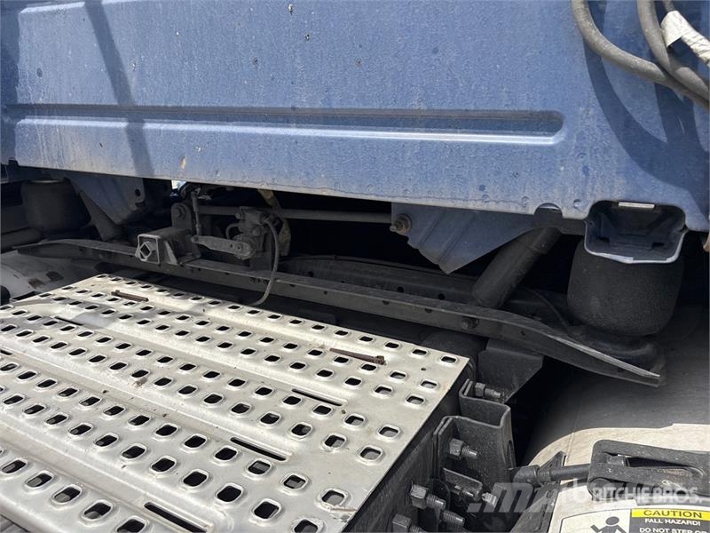 Volvo VNR640 6x4 T/A Sleeper Truck Tractor Cavalos mecânicos