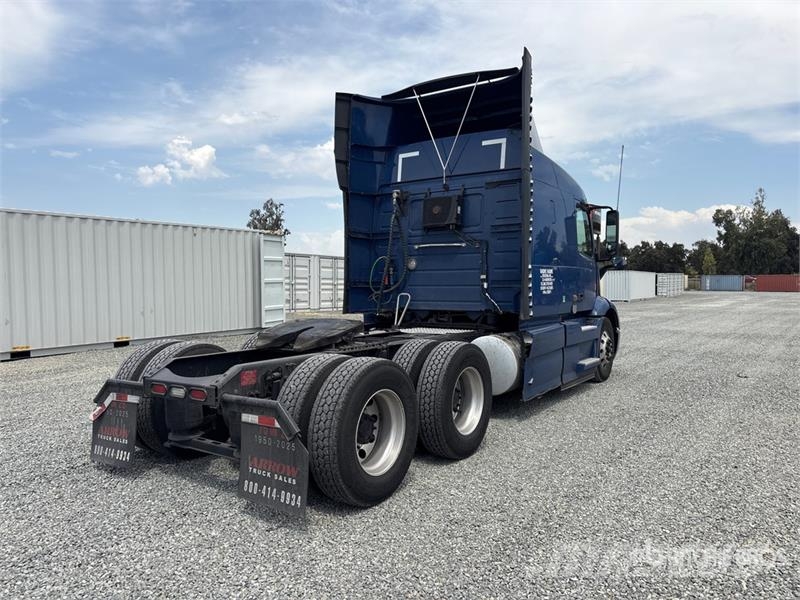 Volvo VNR640 6x4 T/A Sleeper Truck Tractor Cavalos mecânicos