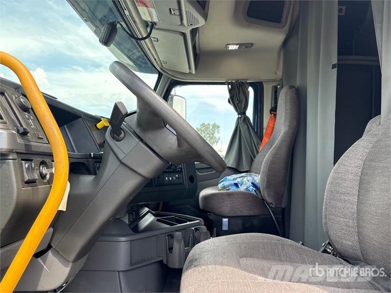 Volvo VNR640 6x4 T/A Sleeper Truck Tractor Cavalos mecânicos