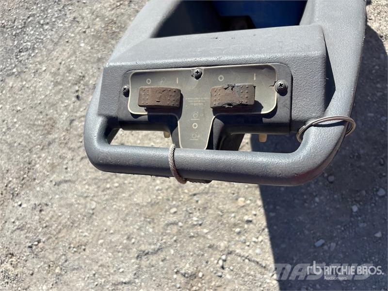 Walk-Behind Floor Sweeper Muud saagikoristusmasinad