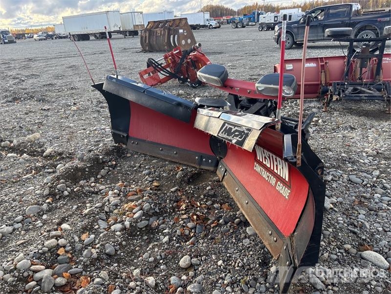 Western 8 ft 6 in V Snow Plow 刮雪板和犁