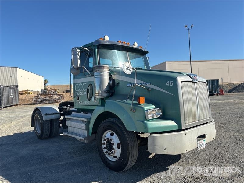 Western Star 4900 4x2 S/A Day Cab Truck Tractor Vetopöytäautot