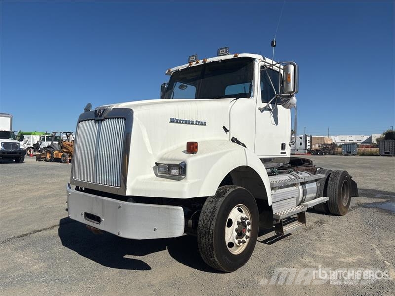 Western Star 4900SB 4x2 S/A Day Cab Truck Tractor Autotractoare