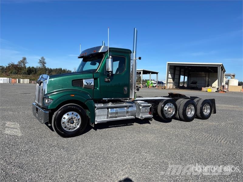 Western Star 49X 8x4 Tri/A Day Cab Truck Tractor Vlačilci