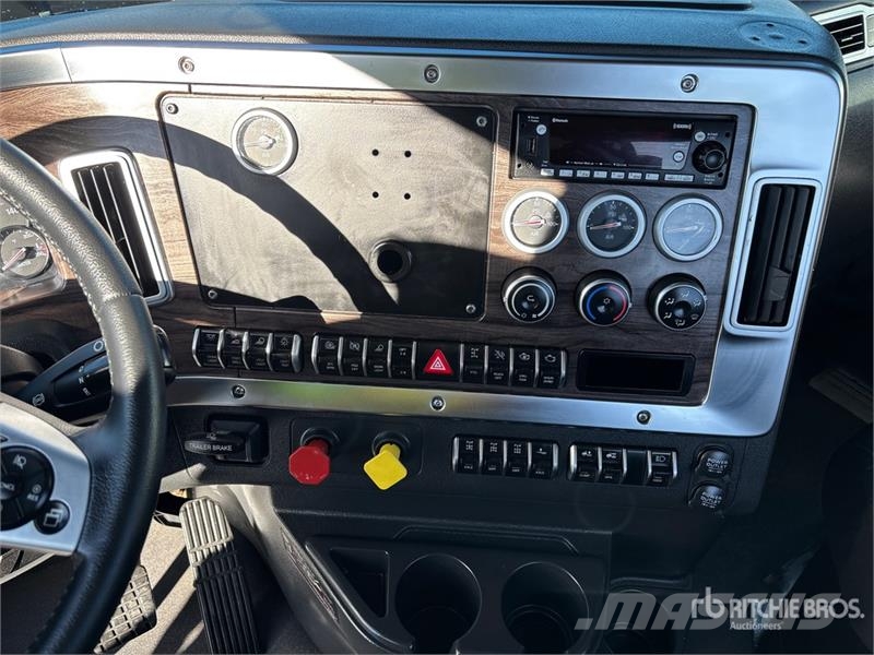 Western Star 49X 8x4 Tri/A Day Cab Truck Tractor Vlačilci