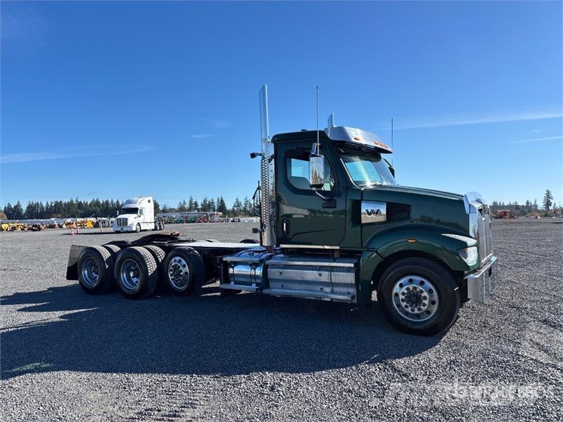 Western Star 49X 8x4 Tri/A Day Cab Truck Tractor Vlačilci
