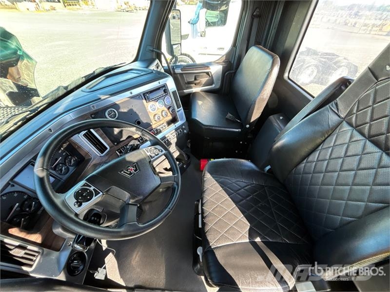 Western Star 49X 8x4 Tri/A Day Cab Truck Tractor Vlačilci