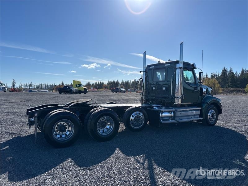 Western Star 49X 8x4 Tri/A Day Cab Truck Tractor Vlačilci
