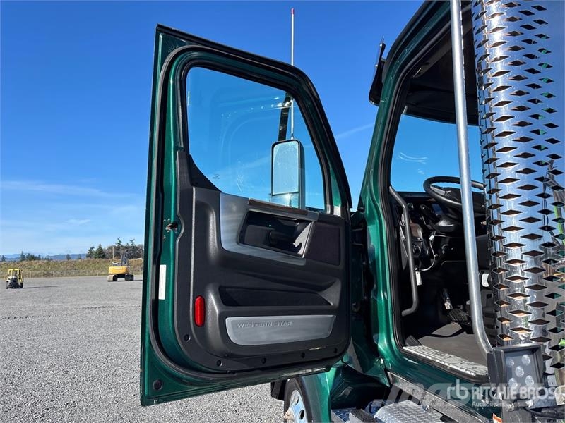 Western Star 49X 8x4 Tri/A Day Cab Truck Tractor Vlačilci