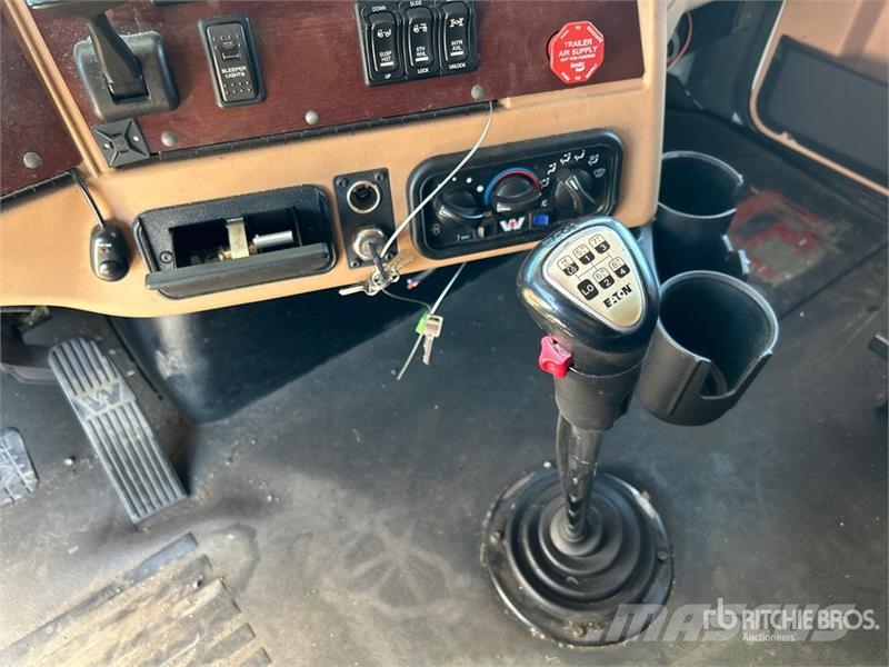 Western Star 5700XE 6x4 T/A Sleeper Truck Tractor Влекачи