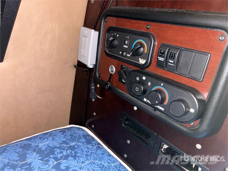 Western Star 5700XE 6x4 T/A Sleeper Truck Tractor Влекачи