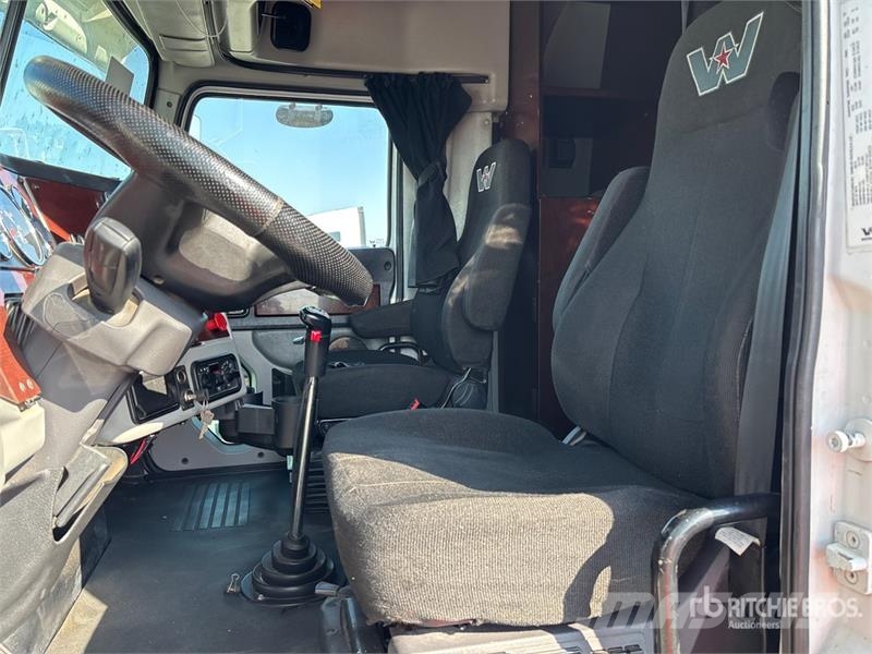 Western Star 5700XE 6x4 T/A Sleeper Truck Tractor Vilcēji