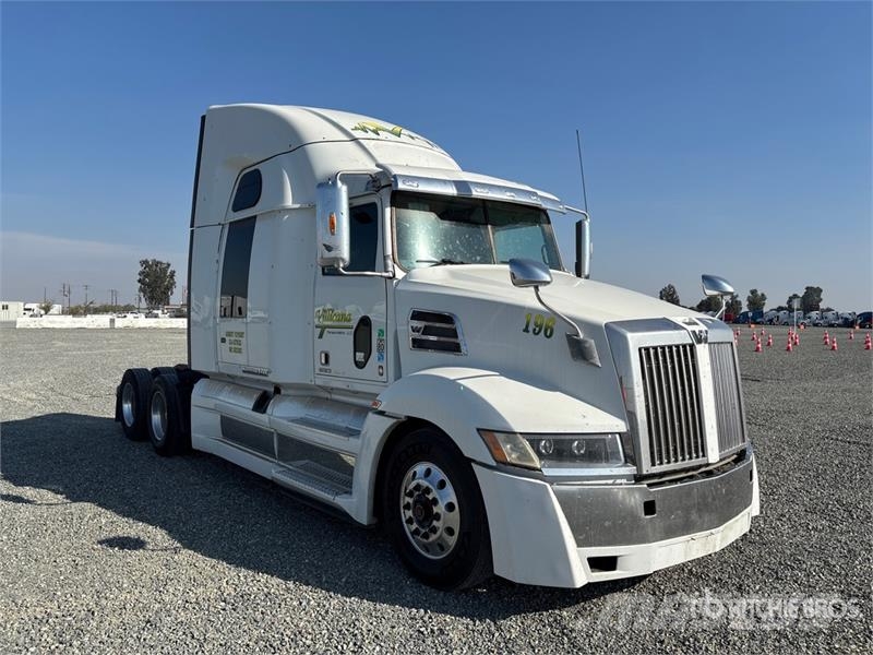 Western Star 5700XE 6x4 T/A Sleeper Truck Tractor Vilcēji