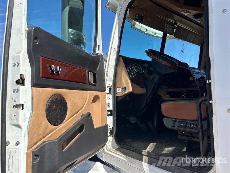 Western Star 5700XE 6x4 T/A Sleeper Truck Tractor Влекачи