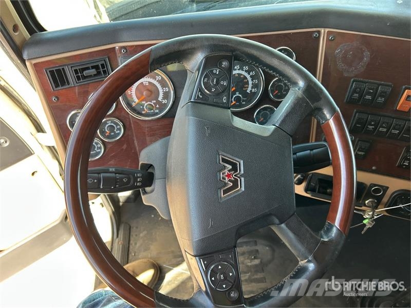 Western Star 5700XE 6x4 T/A Sleeper Truck Tractor Влекачи