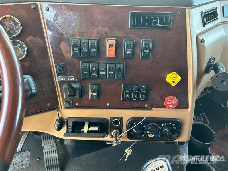 Western Star 5700XE 6x4 T/A Sleeper Truck Tractor Влекачи