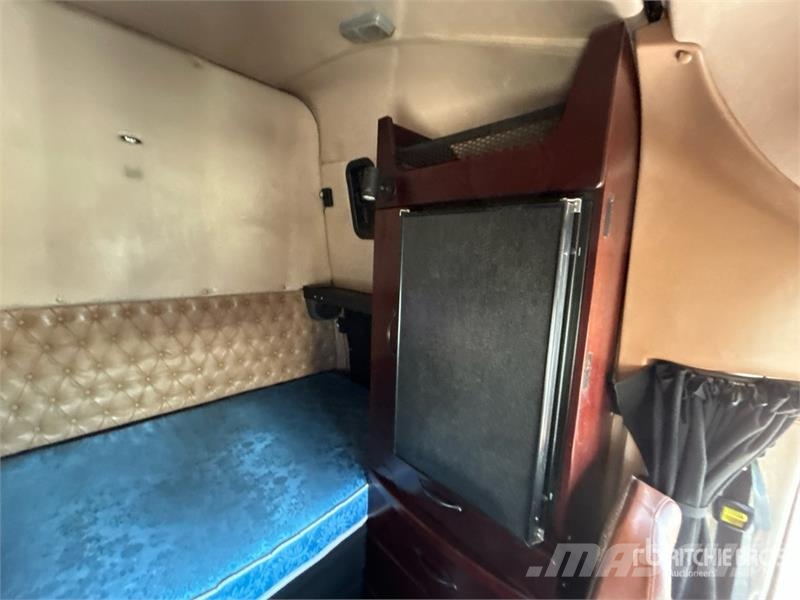 Western Star 5700XE 6x4 T/A Sleeper Truck Tractor Влекачи