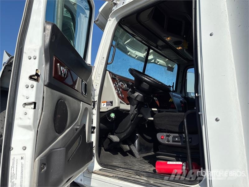 Western Star 5700XE 6x4 T/A Sleeper Truck Tractor Vilcēji