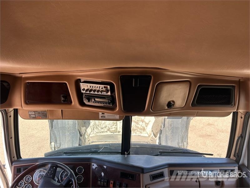 Western Star 5700XE 6x4 T/A Sleeper Truck Tractor Влекачи